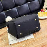 Elegante borsa da donna con ciondolo e dettagli in peluche