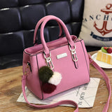 Elegante borsa da donna con ciondolo e dettagli in peluche