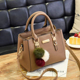 Elegante borsa da donna con ciondolo e dettagli in peluche