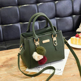 Elegante borsa da donna con ciondolo e dettagli in peluche