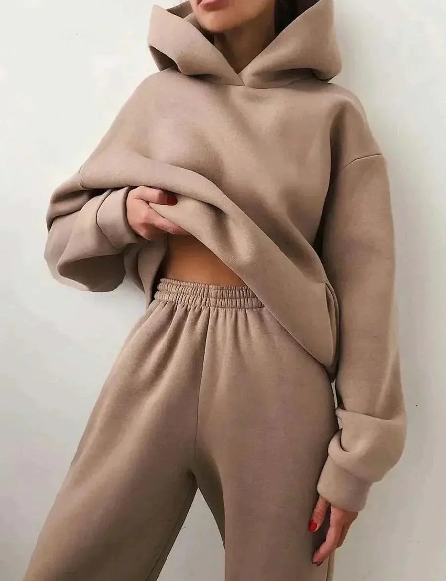 Rinnova il tuo look autunnale con il set da jogging in due pezzi AMY