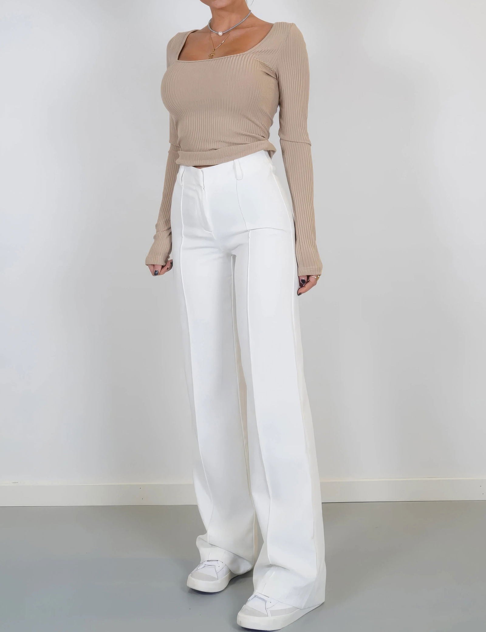 Migliora il tuo stile autunnale con i pantaloni chic a gamba larga da donna di AMY