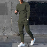 Aggiorna il tuo stile autunnale con la maglietta Wesley Chic e il completo da jogger.