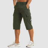 Signori in pantaloncini estivi escursionistici con sacchetti multifunzionali
