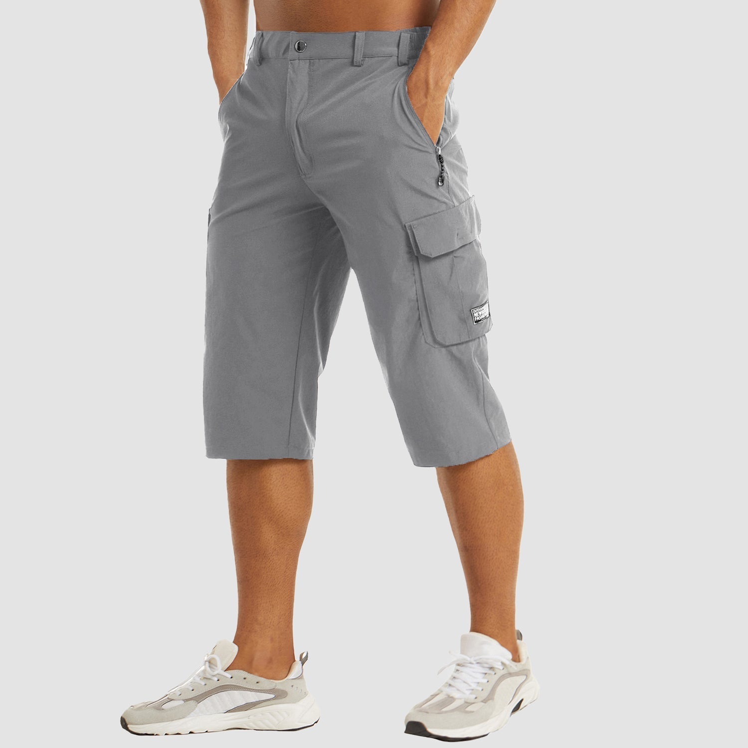 Signori in pantaloncini estivi escursionistici con sacchetti multifunzionali