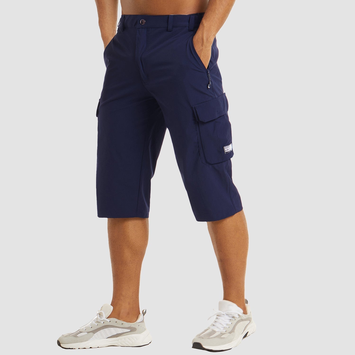 Signori in pantaloncini estivi escursionistici con sacchetti multifunzionali