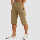 Signori in pantaloncini estivi escursionistici con sacchetti multifunzionali
