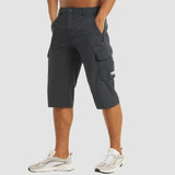 Signori in pantaloncini estivi escursionistici con sacchetti multifunzionali
