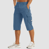 Signori in pantaloncini estivi escursionistici con sacchetti multifunzionali