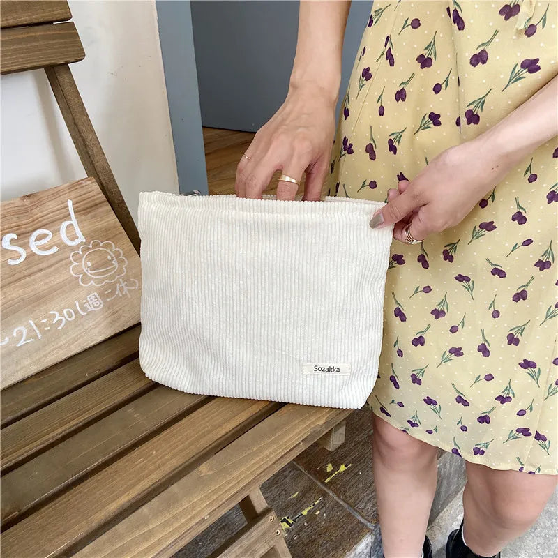 Spaziosa borsa invernale per il trucco da viaggio in velluto a coste con chiusura sicura con cerniera