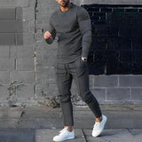 Aggiorna il tuo stile autunnale con la maglietta Wesley Chic e il completo da jogger.