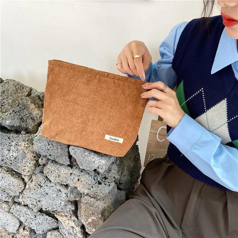 Spaziosa borsa invernale per il trucco da viaggio in velluto a coste con chiusura sicura con cerniera