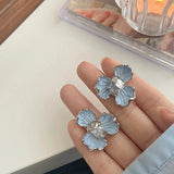 Ehi | Eleganti orecchini a bottone con fiori estivi in morbido blu