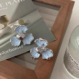 Ehi | Eleganti orecchini a bottone con fiori estivi in morbido blu