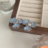 Ehi | Eleganti orecchini a bottone con fiori estivi in morbido blu